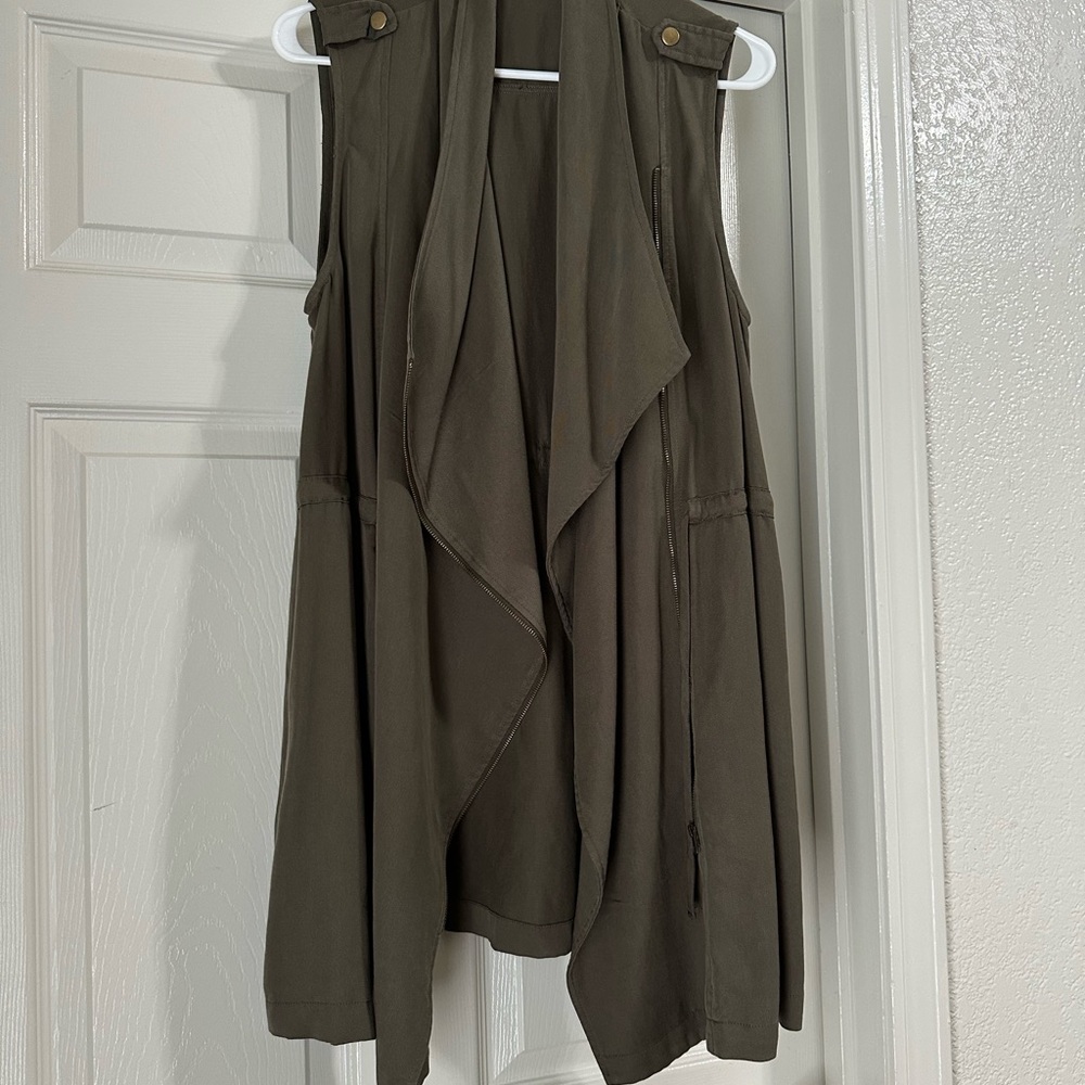 Doe & Rae Sleeveless Vest - Picture 4 of 9